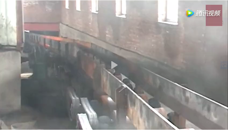 實拍軋鋼廠的壯觀場面，原來鋼筋都是這樣“扯”出來的